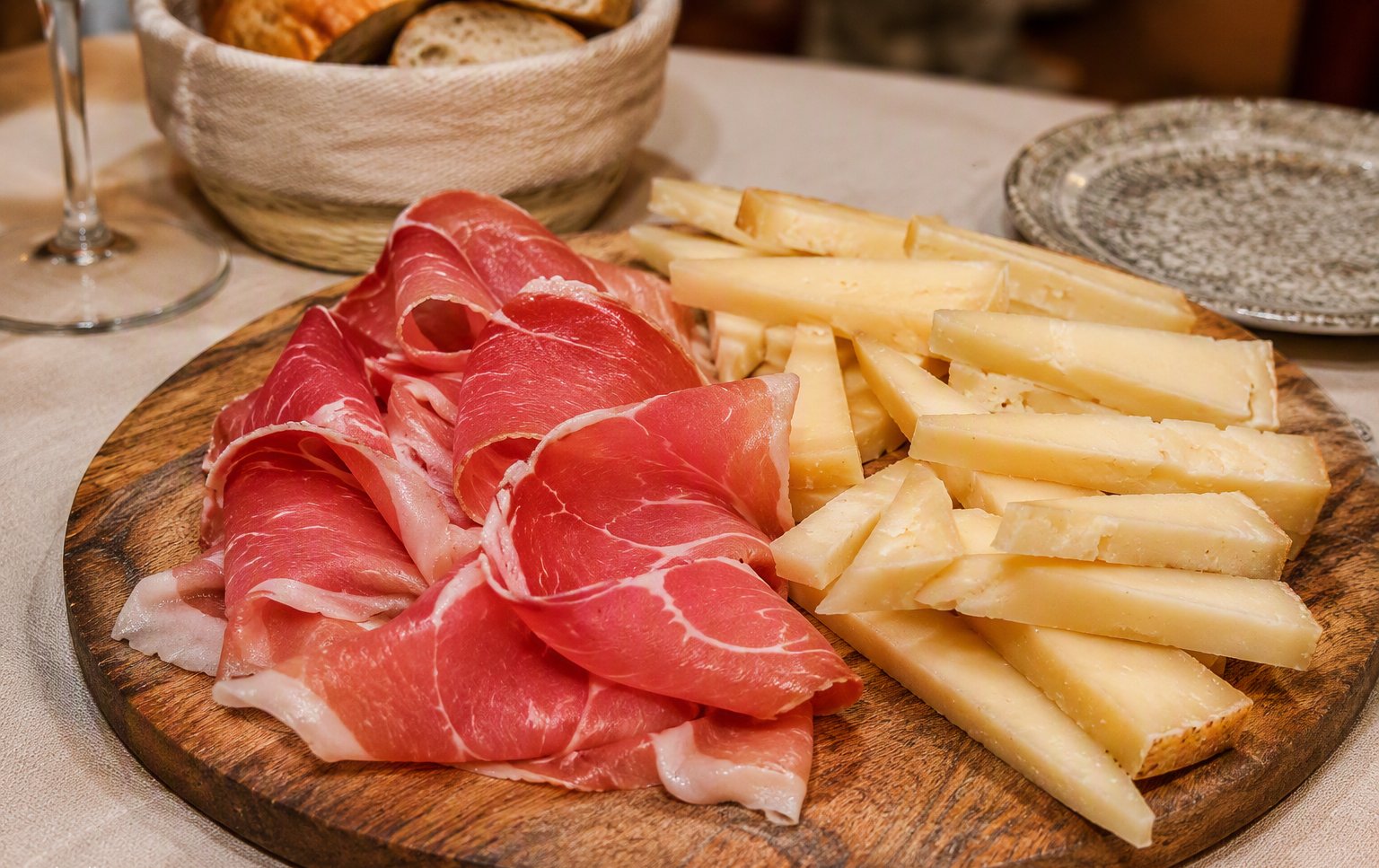 Tagliere di salumi e formaggi locali