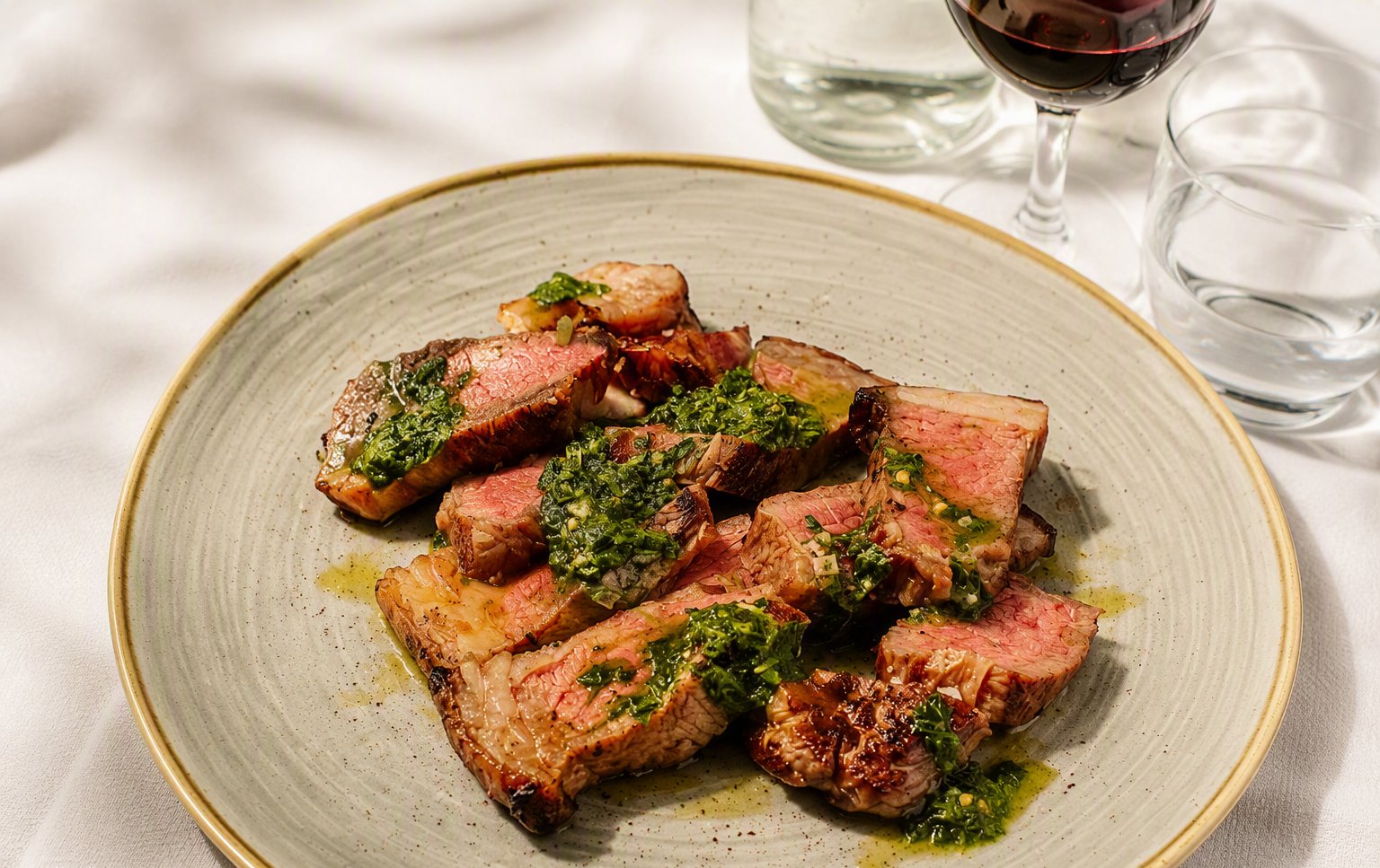 Tagliata di vacca rossa con salsa chimichurri