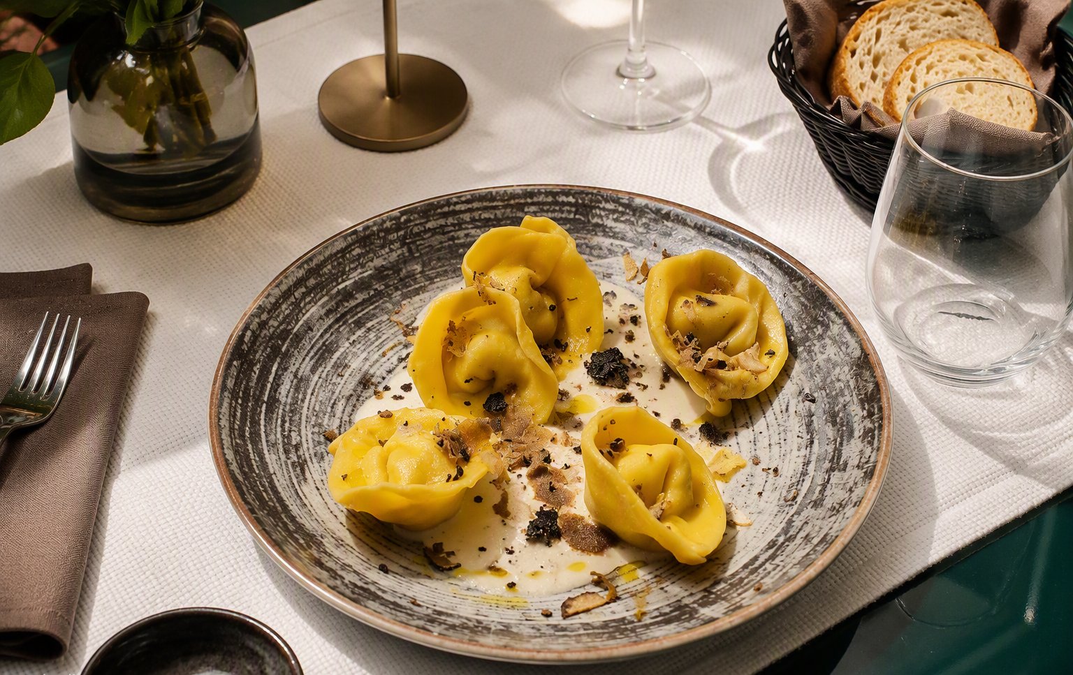 Pasta ripiena fatta a mano con tartufo